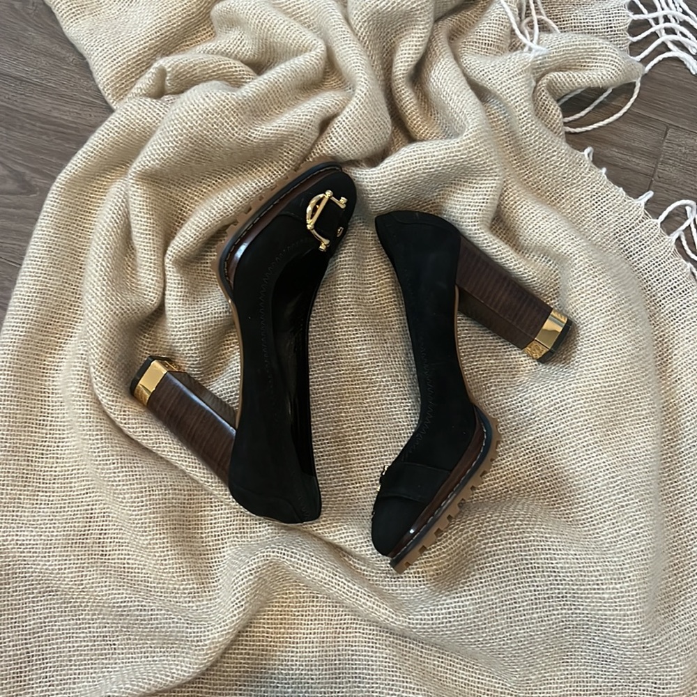 Tory Burch shoes size 8.5 us. Excellent condition. Feel free to send me offers!